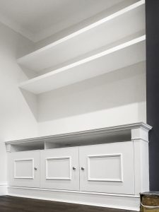 Traditional style alcove fitted TV cabinets with chunky and open shelving