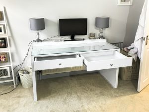 Desk table with drawers hiding the radiator